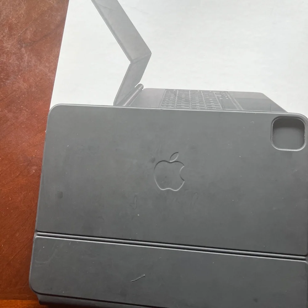 BUNDLE - EUC iPad Pro & Magic Keyboard